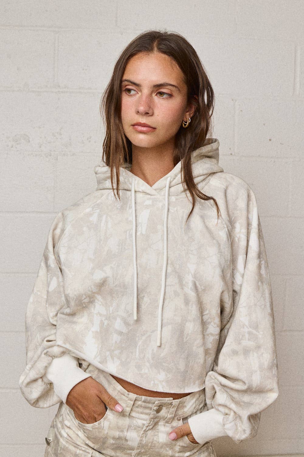 CAMO CROPPED HOODIE